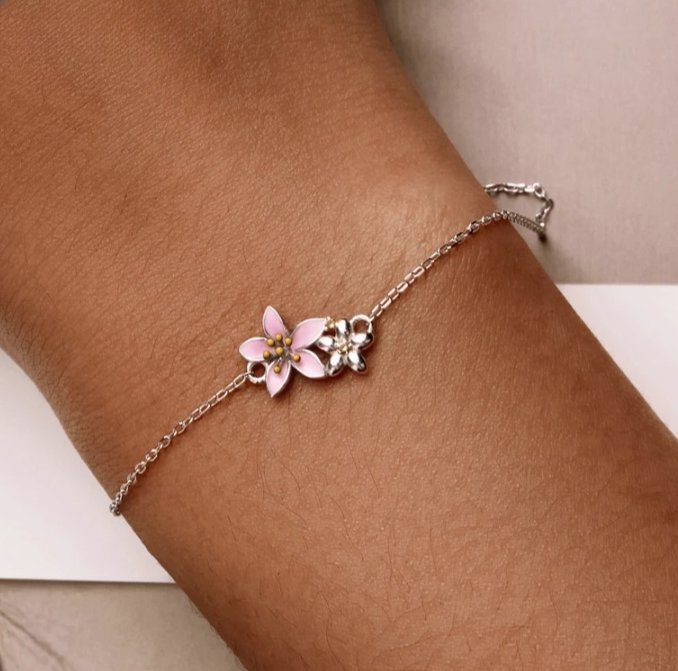 Bransoletka z różowym kwiatem